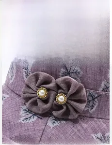 Detail eines lila Sonnenhuts mit Blattmuster, Blumendeko und Perle für ältere Frauen