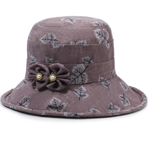 Eleganter rosa Sonnenhut für ältere Damen mit blauem Blattmuster und Blumenperle