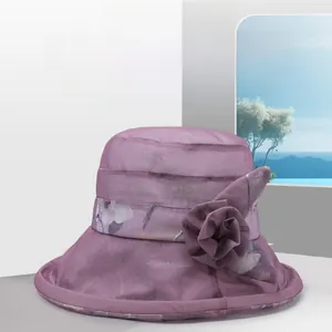 Détail d'un chapeau de soleil en organza violet avec fleur 3D pour femmes âgées