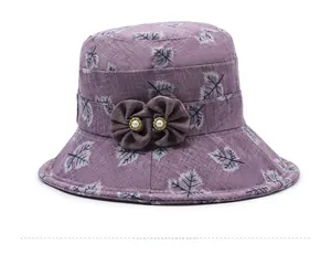 Detail von lila Damen Sonnenhut für Senioren mit Stoffblumen und Perlenverzierung