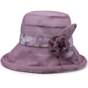 Gros plan détaillé d'un chapeau de soleil violet en organza avec fleur 3D et ruban floral