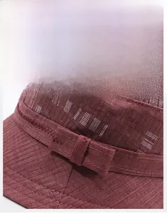 Dettaglio del cappello bordeaux con trama a quadri e cuciture decorative a zigzag