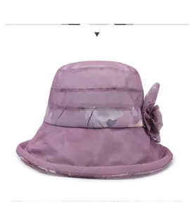 Détails du chapeau de soleil violet clair en mesh avec fleur décorative en tissu