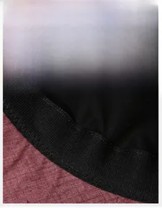 Dettaglio della fascia tergisudore larga e fodera a rombi del cappello da donna rosa