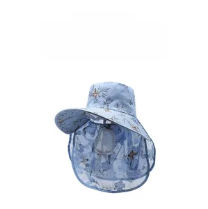 Détail d'un chapeau de soleil bleu clair à motif floral avec fenêtre en filet respirant au visage