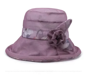 Détail d'un chapeau de soleil en organza violet avec ruban et fleur élégante