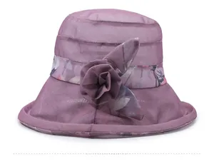 Vue détaillée du chapeau de soleil violet respirant avec décoration florale pour femme