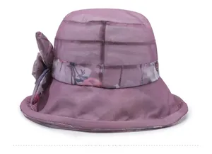 Détail d'un chapeau de soleil violet avec ruban fleuri et grand nœud décoratif