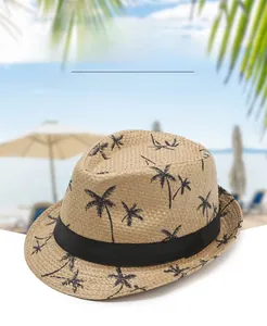 Texture détaillée d'un chapeau de paille avec imprimés palmiers noirs et ruban noir
