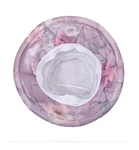 Détail de la doublure en maille respirante et du motif floral du chapeau de soleil