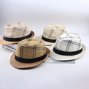 Détail de quatre chapeaux de paille tressés en diverses couleurs avec motifs à carreaux