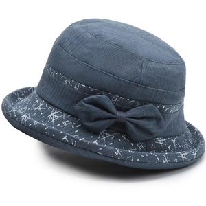 Chapeau cloche bleu marine avec nœud décoratif et motifs de lignes blanches abstraites