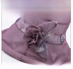 Détail macro d'un chapeau de soleil violet avec tissu translucide et fleur artisanale