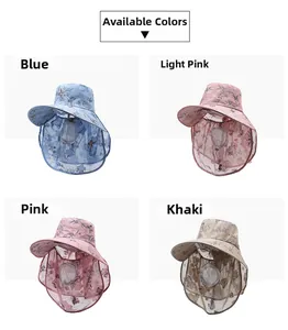 Détail de chapeaux de soleil pliables avec motif floral et masque facial respirant