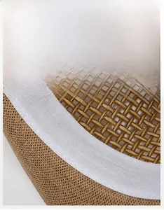 Gros plan du bandeau de confort d'un chapeau de paille marron pour hommes