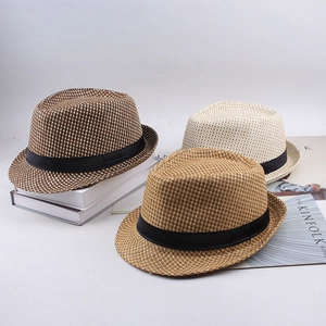 Détail de chapeaux fedora en paille tressée café et beige avec rubans noirs décoratifs