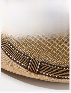 Détail de la texture en paille tressée et du ruban rayé avec coutures ondulées du chapeau