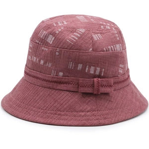 Dettaglio di cappello pescatore bordeaux con motivi geometrici e cuciture a onde decorative