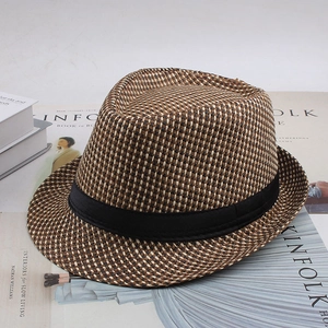 Gros plan sur le motif à carreaux et le ruban noir du chapeau de paille d'été pour homme