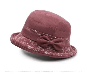 Détail d'un chapeau cloche bordeaux avec imprimé floral et nœud pour femmes