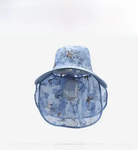 Vue de face du chapeau de soleil bleu clair à motifs papillons et masque respirant