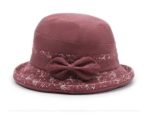 Vue détaillée du chapeau cloche bordeaux avec imprimé floral, nœud et tissu texturé