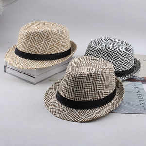Détails du tissage de chapeaux fedora en paille à carreaux avec ruban en satin
