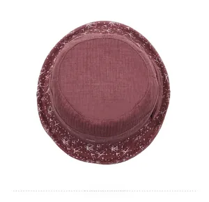 Vue de dessus d'un chapeau cloche bordeaux pour femmes âgées avec des motifs floraux