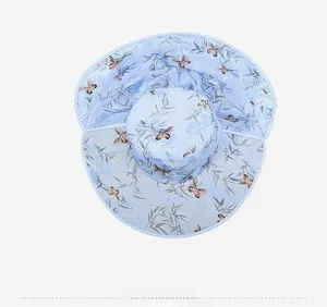 Vue de dessus d'un chapeau de soleil bleu à large bord avec motifs de papillons