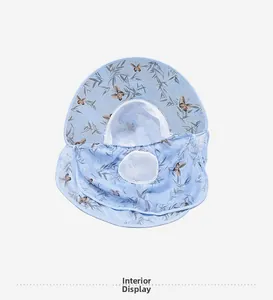 Vue intérieure montrant la doublure en maille et le motif floral du chapeau de soleil bleu