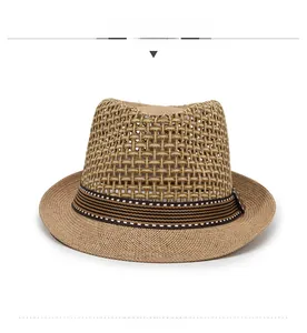 Détail d'un chapeau de paille avec couronne en maille respirante et ruban rayé chic