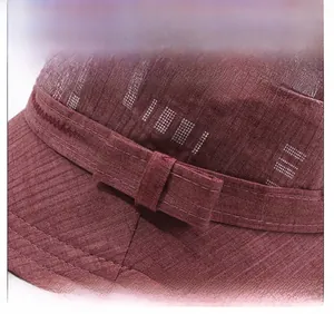 Dettaglio cappello a secchiello bordeaux con fascia pieghettata e cuciture ondulate