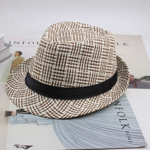Vue détaillée d'un chapeau fedora en paille à carreaux avec ruban noir sur magazines