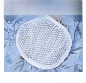 Détail du tissu floral et de la maille alvéolée respirante du chapeau solaire