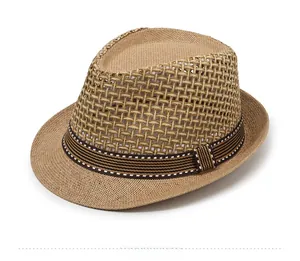 Détail du chapeau de paille respirant avec ruban décoratif à rayures marron
