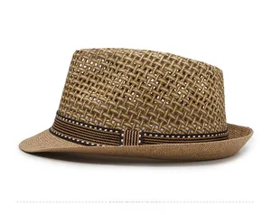 Détail d'un chapeau de paille respirant avec ruban rayé et texture tissée ajourée