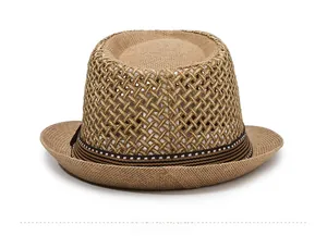 Détail du chapeau de paille marron montrant le tissage en maille et le ruban rayé