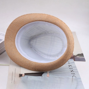 Vue détaillée de la structure intérieure et de la bande anti-sueur du chapeau de paille