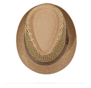 Vue de dessus détaillée d'un chapeau de paille tressé avec mesh et ruban rayé élégant