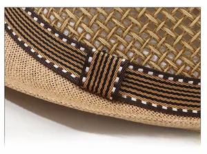 Détail d'un chapeau de paille avec sangle réglable et ruban décoratif à rayures fines