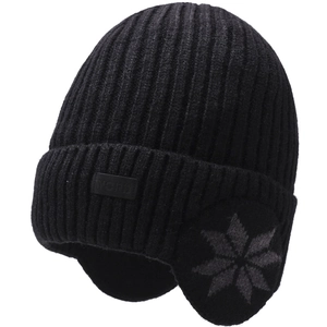 Dettaglio del cappello invernale nero con motivi a fiocchi di neve e paraorecchi