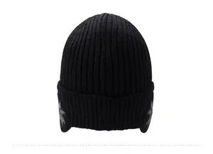Vista posteriore del cappello in maglia nera con paraorecchie e trama a coste spesse