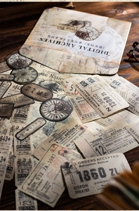Primer plano de pegatinas vintage con motivos de reloj y billetes sobre madera