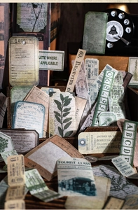 Detalle macro de pegatinas scrapbooking vintage con etiquetas retro y notas botánicas