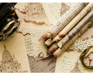 Dettaglio di carta vintage con bordi bruciati e disegni architettonici per decorazione fai da te