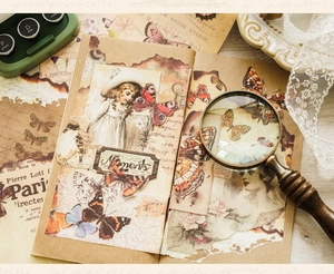 Dettaglio di carta scrapbooking vintage con adesivi di farfalle e fiori su carta kraft