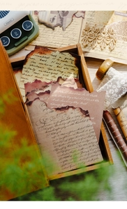 Dettaglio di carta scrapbooking vintage con bordo bruciato e design con testo antico