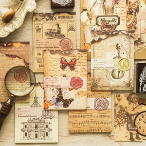 Carta per scrapbooking vintage con bordi bruciati e motivi di farfalle e musica