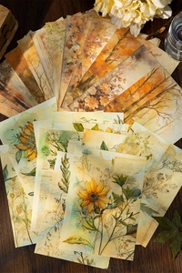 Makroaufnahme von Vintage-Aquarellpapieren gestapelt auf einem rustikalen Holztisch