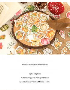 Primer plano de pegatinas de otoño vintage con calabazas y hojas de arce en madera
